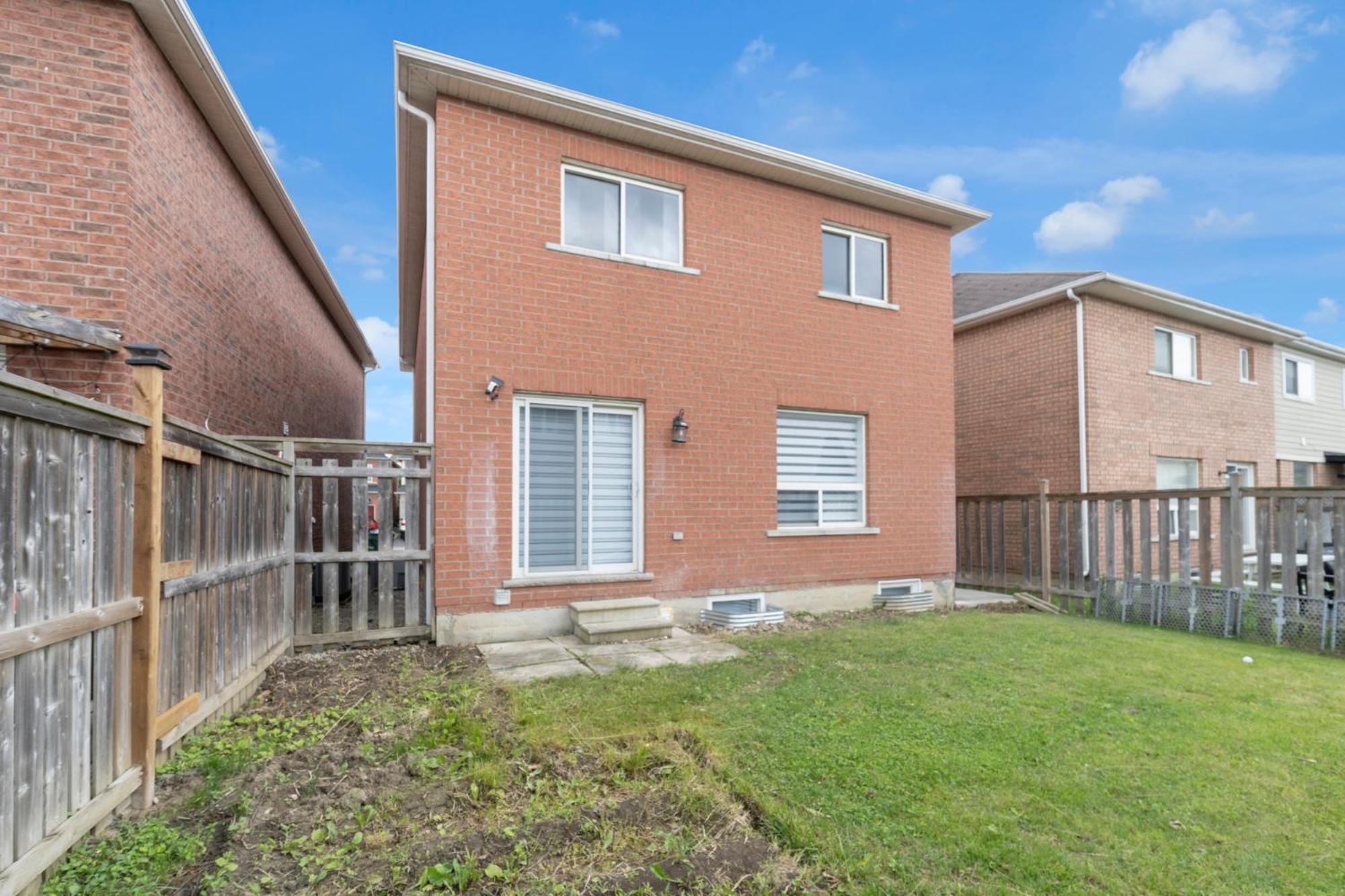6 Bedroom House with Basement and Balcony