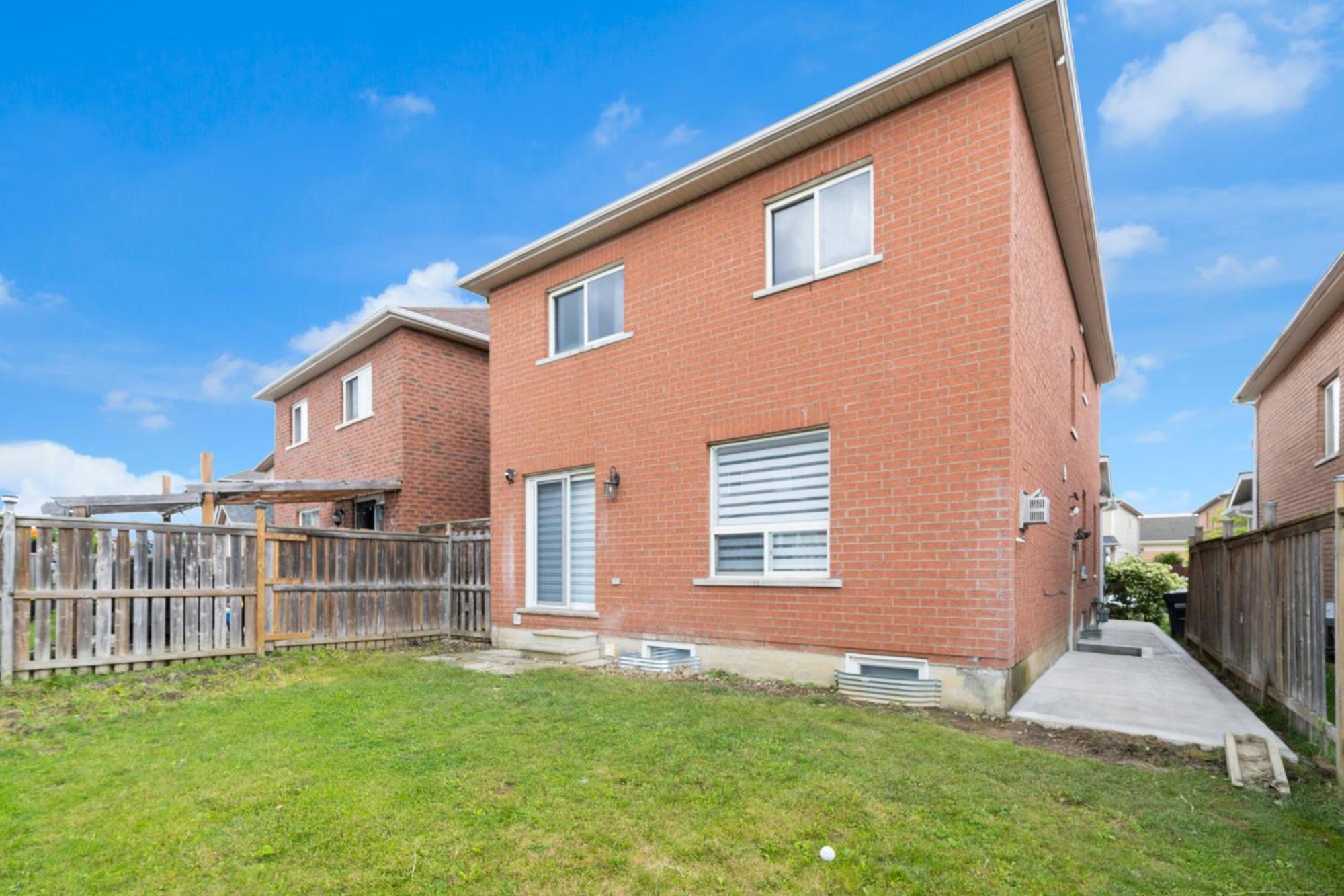 6 Bedroom House with Basement and Balcony