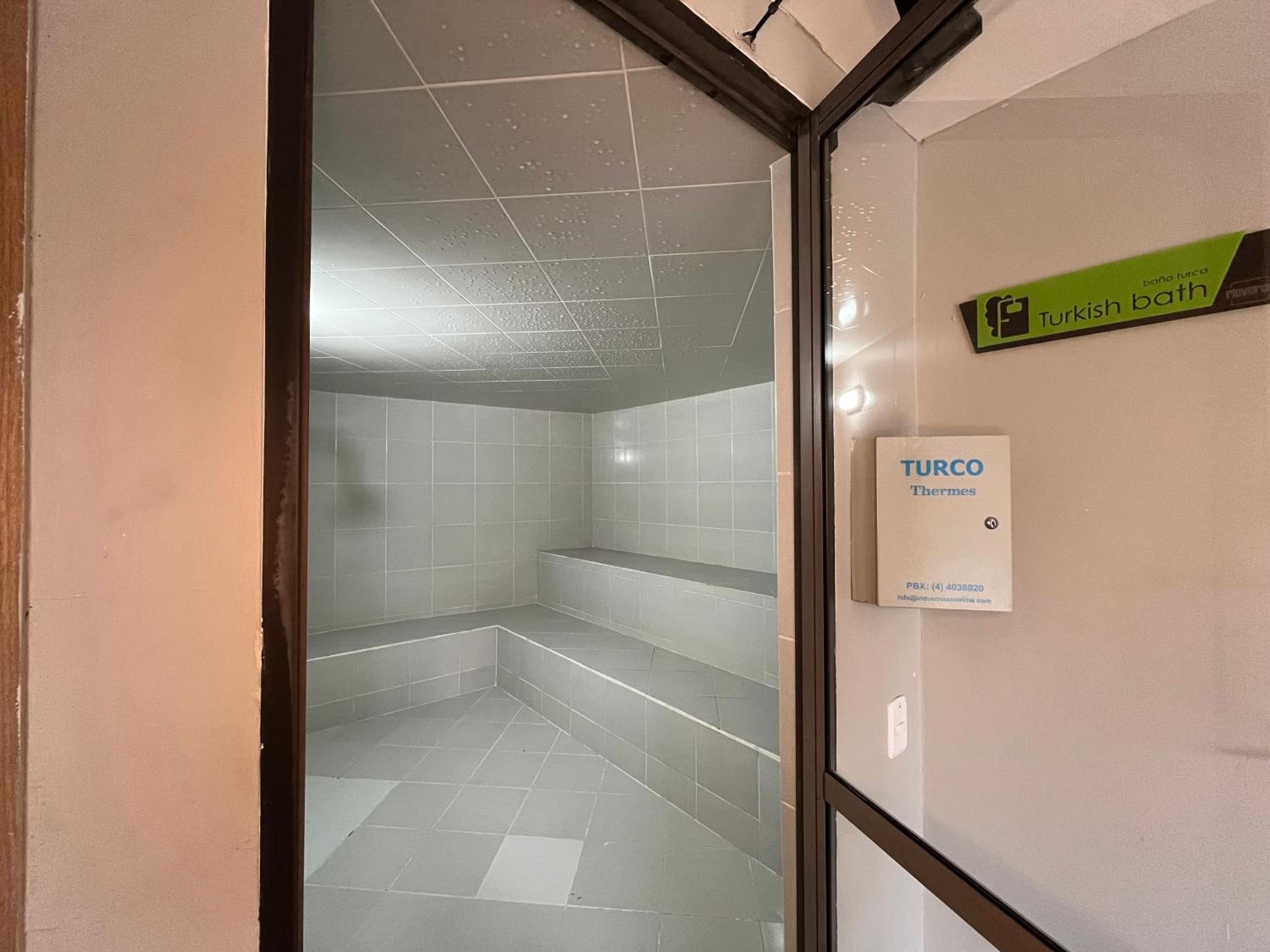 Apartasuite cercana al aeropuerto internacional MED