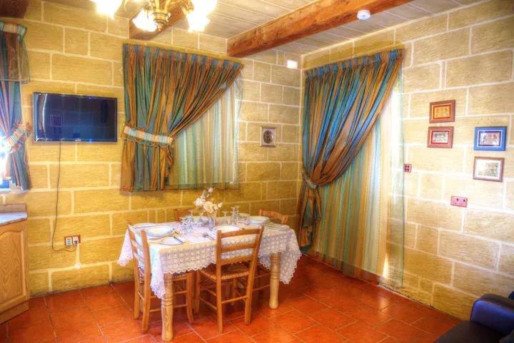 Id-Dwejra House of Character with private pool and Jaccuzi