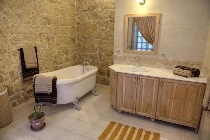 Id-Dwejra House of Character with private pool and Jaccuzi