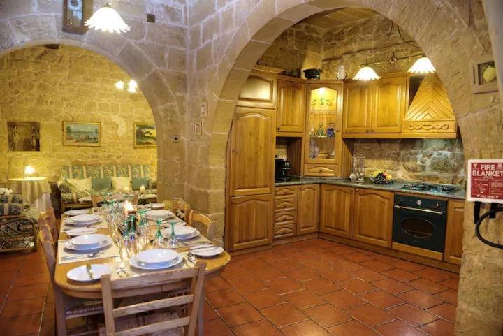 Id-Dwejra House of Character with private pool and Jaccuzi