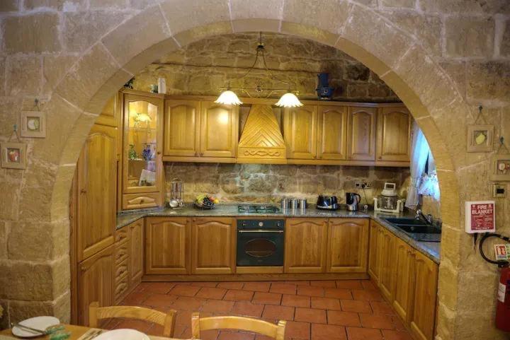 Id-Dwejra House of Character with private pool and Jaccuzi