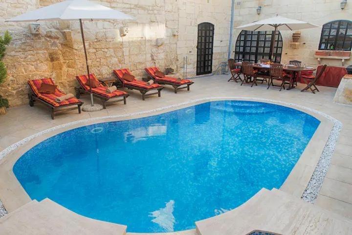 Id-Dwejra House of Character with private pool and Jaccuzi