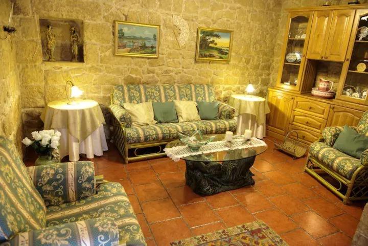 Id-Dwejra House of Character with private pool and Jaccuzi