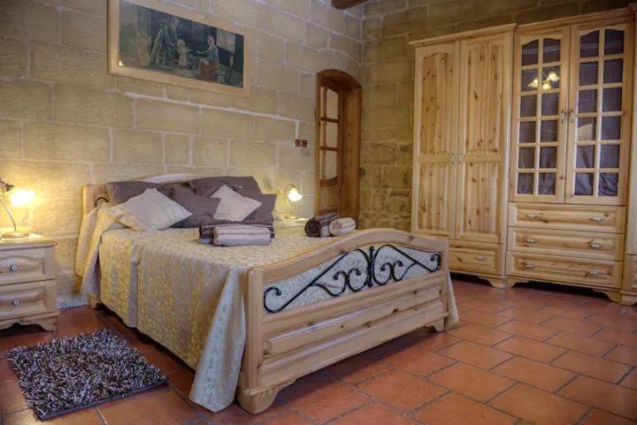 Id-Dwejra House of Character with private pool and Jaccuzi