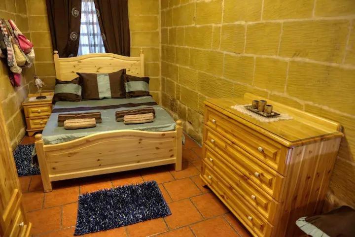 Id-Dwejra House of Character with private pool and Jaccuzi