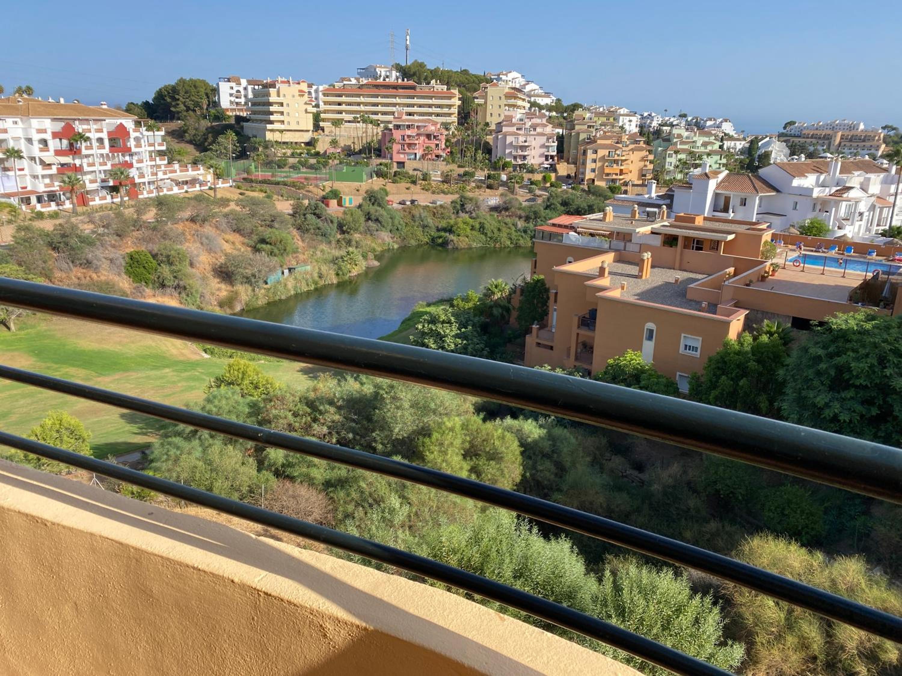 Dúplex con piscina, parking y golf view 4