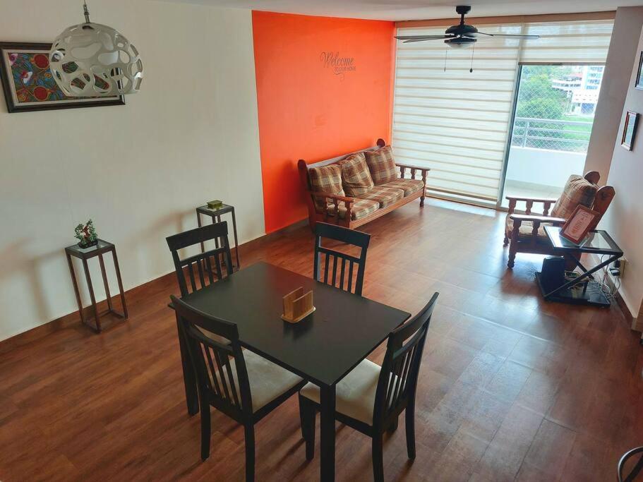 Cozy Apartment near Metro Station Ave 12 Oct view 2