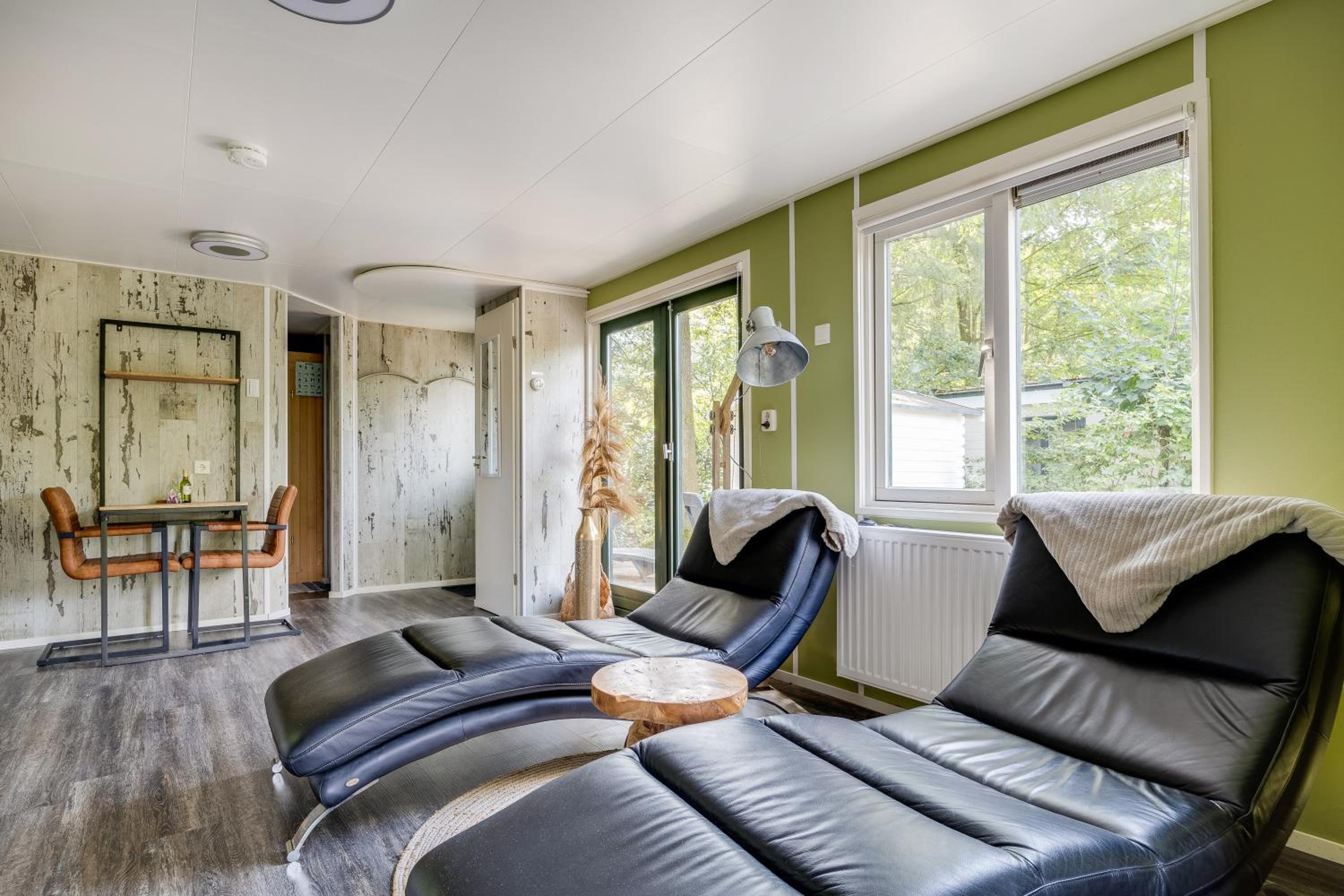 Chalet voor Stellen met een Whirlpool en een Sauna voor Ontspanning view 3