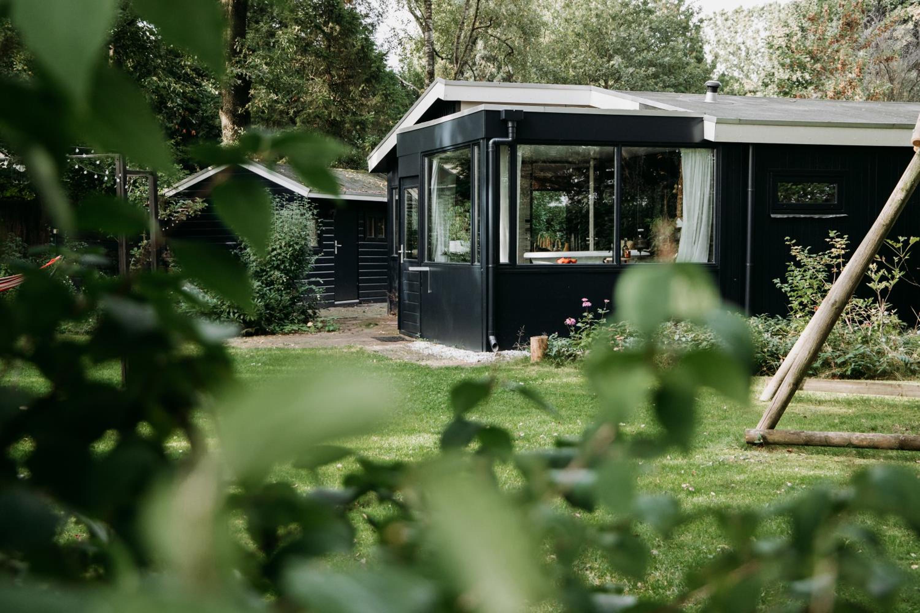 Familie Buitenhuys Cozy Cottage with bathtub, sauna, play elements and big garden view 4