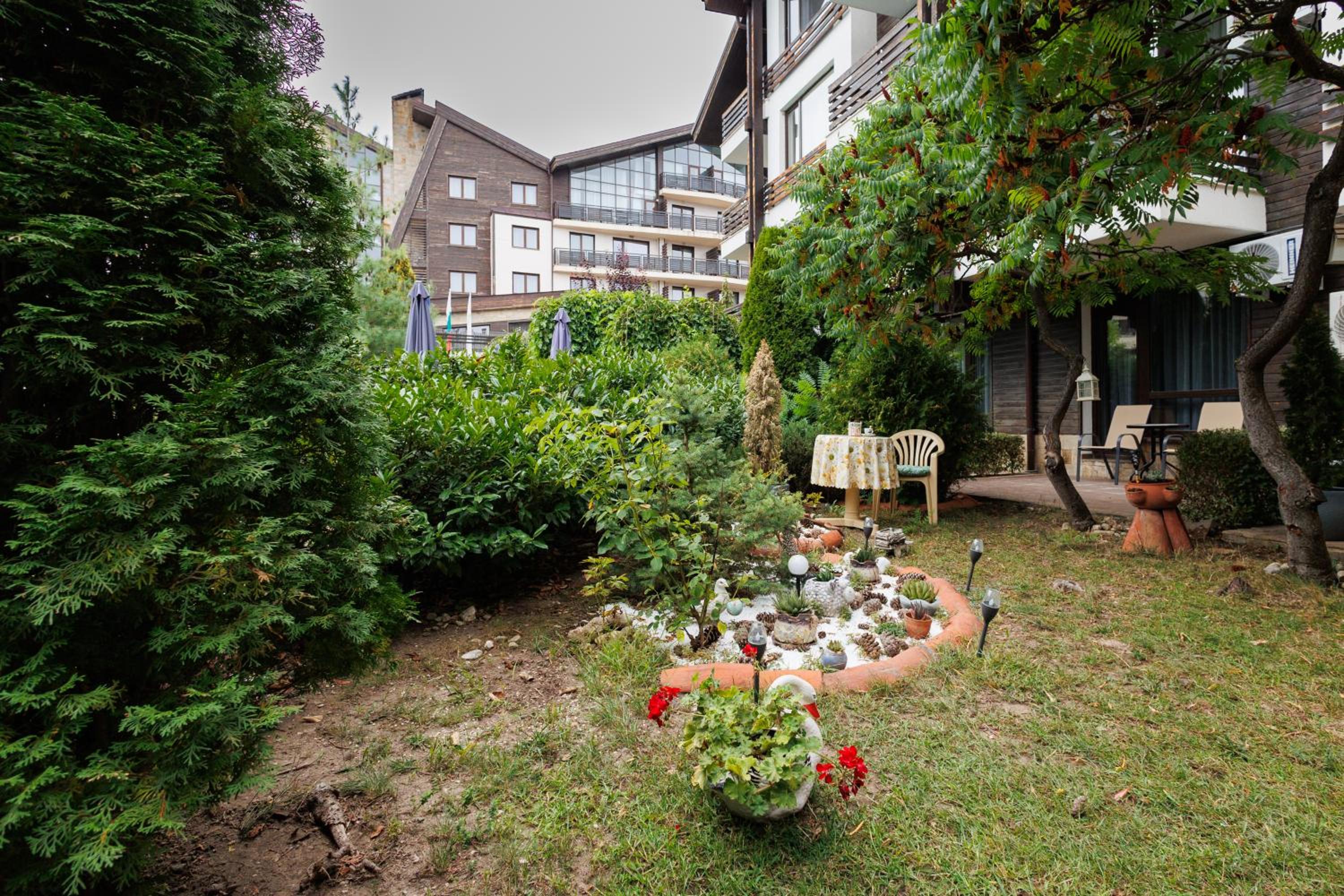 Garden apartment Aspen Suites A008