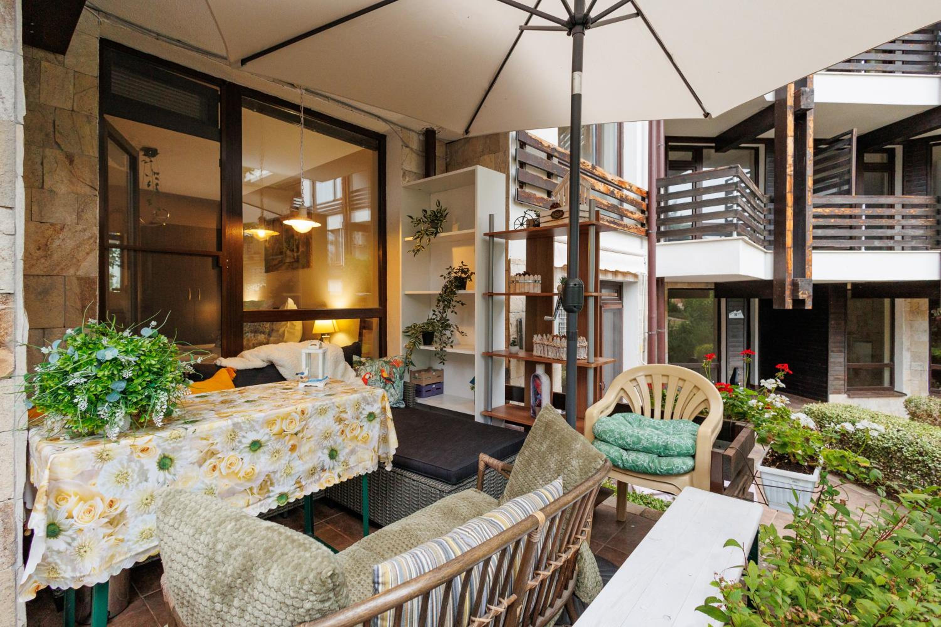 Garden apartment Aspen Suites A008