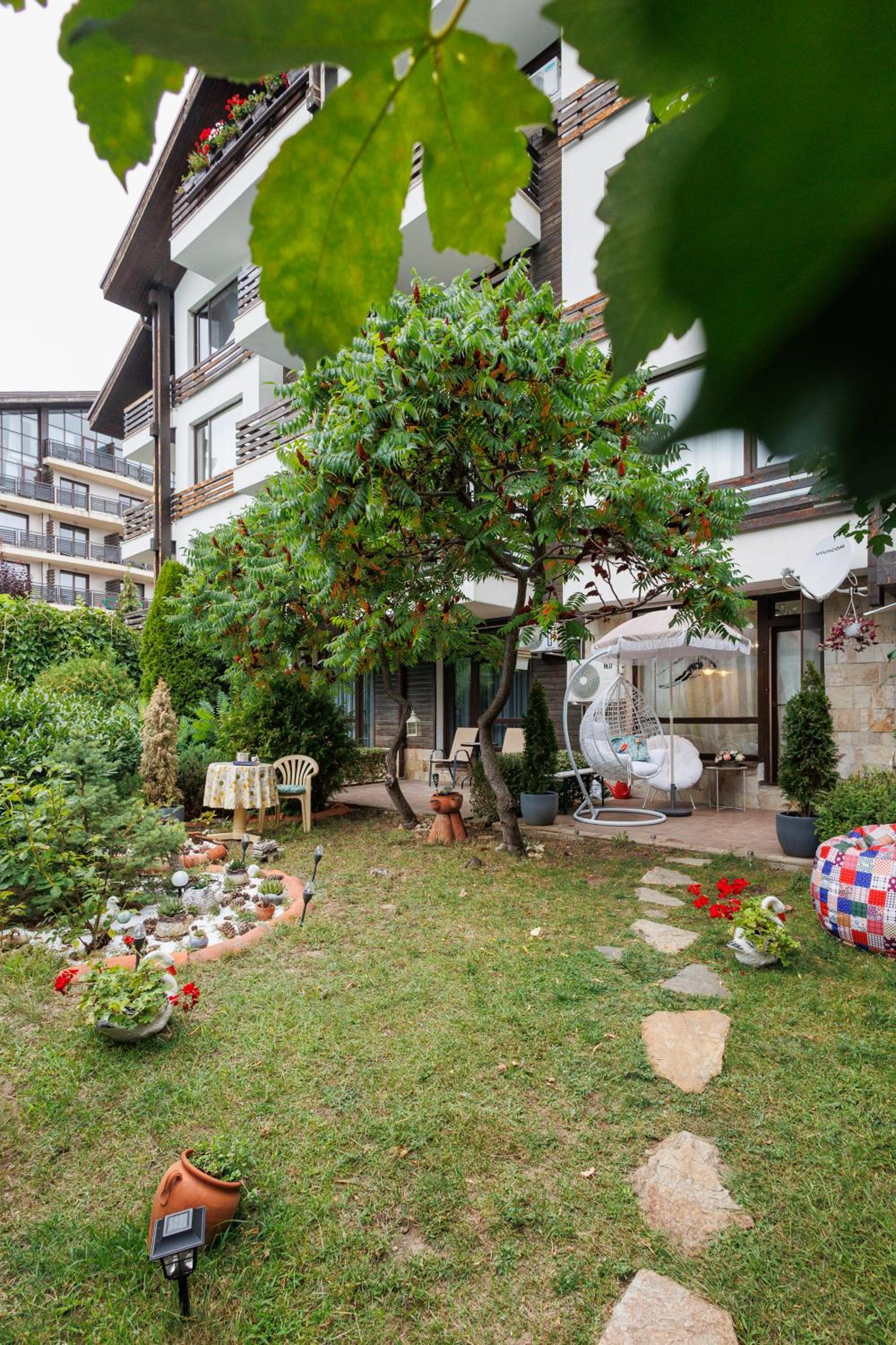 Garden apartment Aspen Suites A008