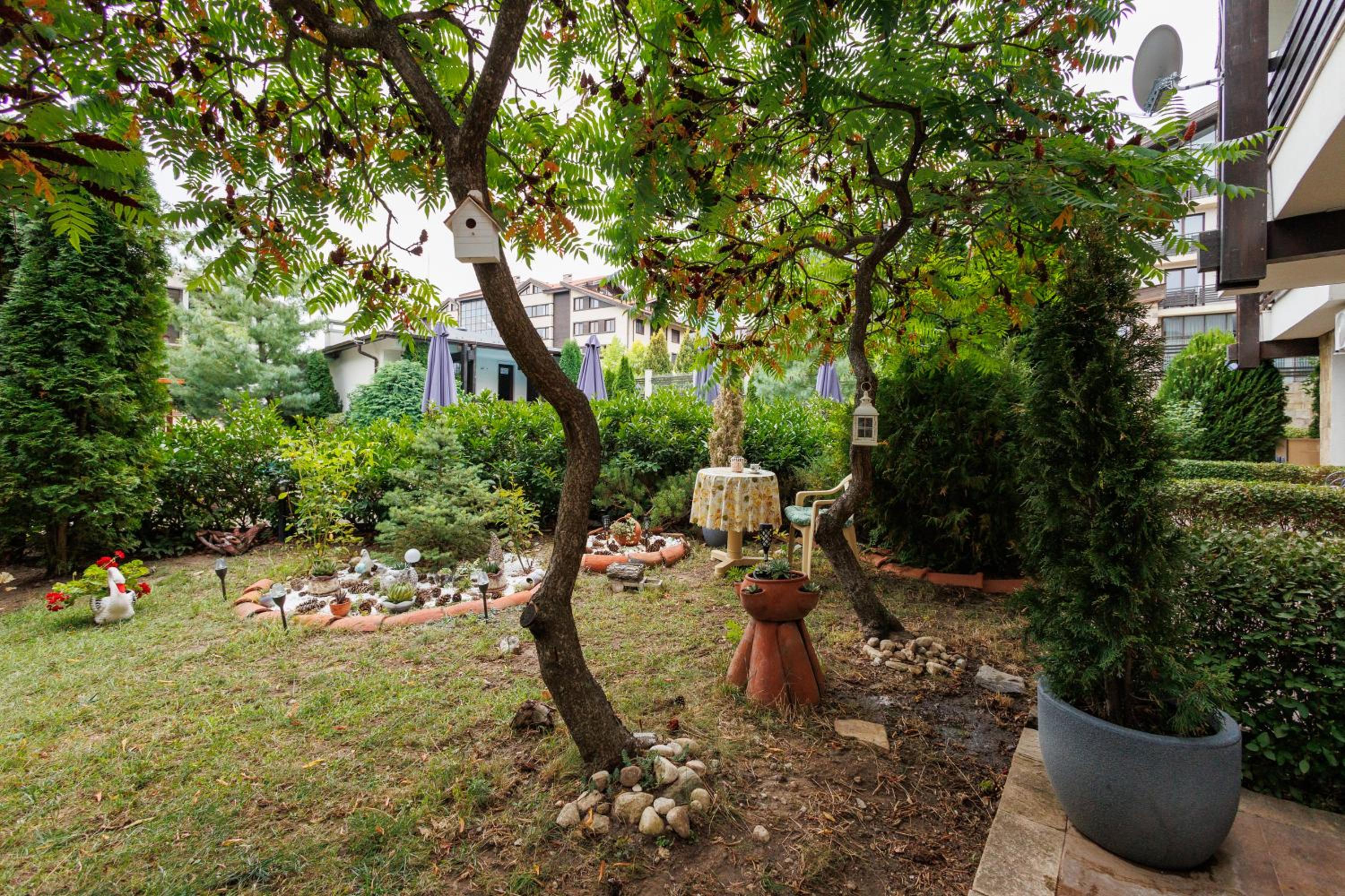 Garden apartment Aspen Suites A008