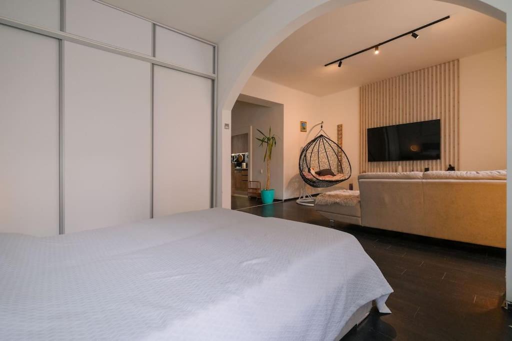 NEW - VeNi - Modern Downtown Apartment