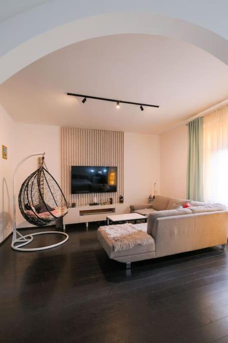 NEW - VeNi - Modern Downtown Apartment