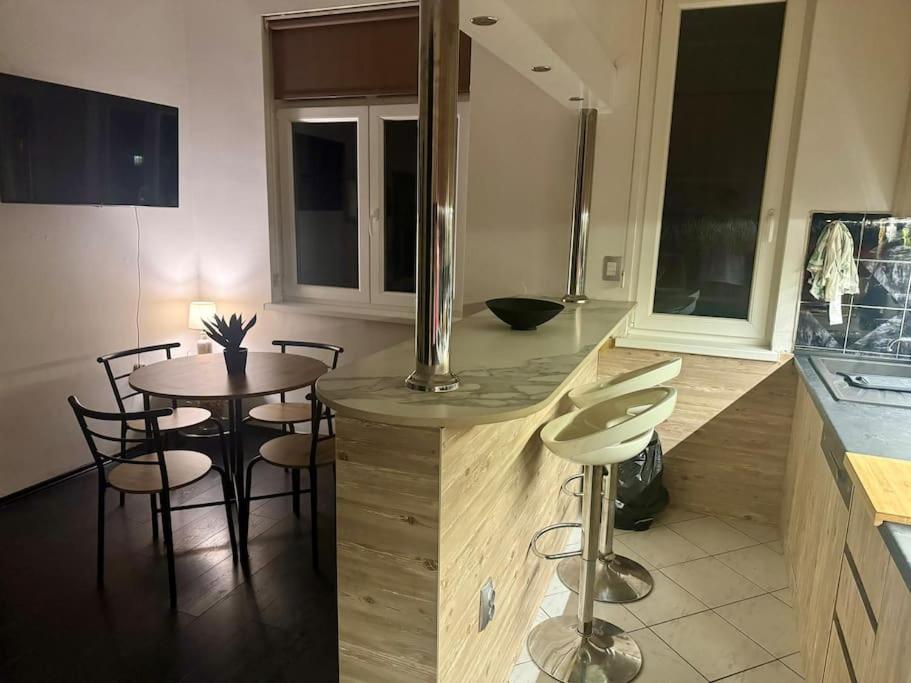 NEW - VeNi - Modern Downtown Apartment