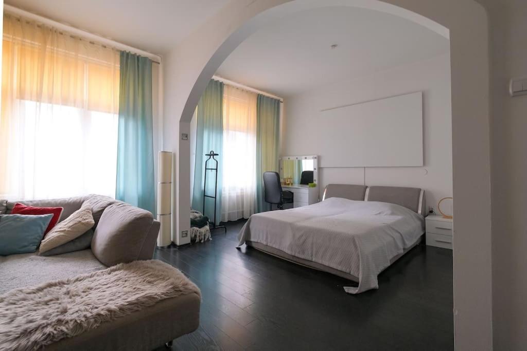 NEW - VeNi - Modern Downtown Apartment