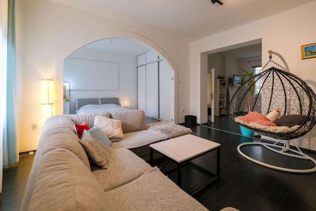 NEW - VeNi - Modern Downtown Apartment