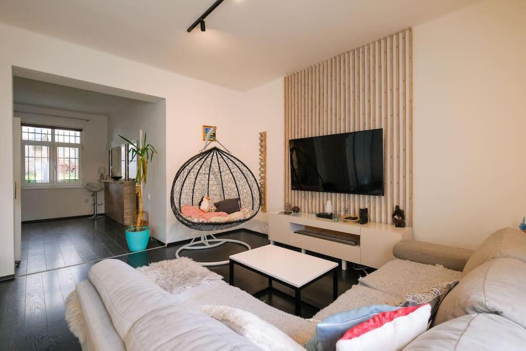 NEW - VeNi - Modern Downtown Apartment
