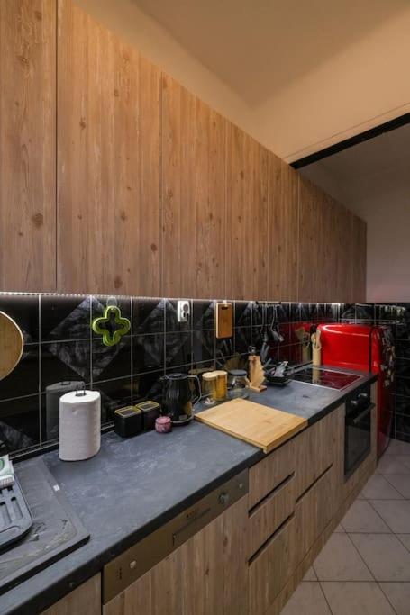 NEW - VeNi - Modern Downtown Apartment