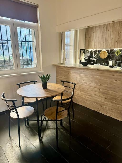 NEW - VeNi - Modern Downtown Apartment