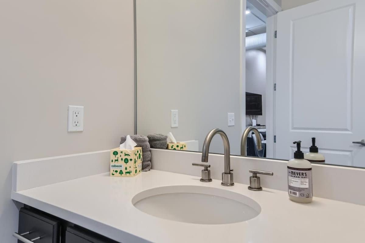 Golden Getaway Spacious 2BR Walk to Trails view 4