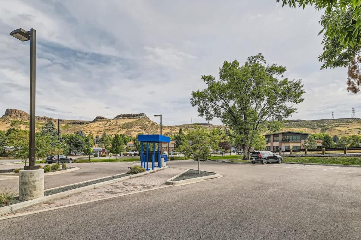 Golden Getaway Spacious 2BR Walk to Trails view 5