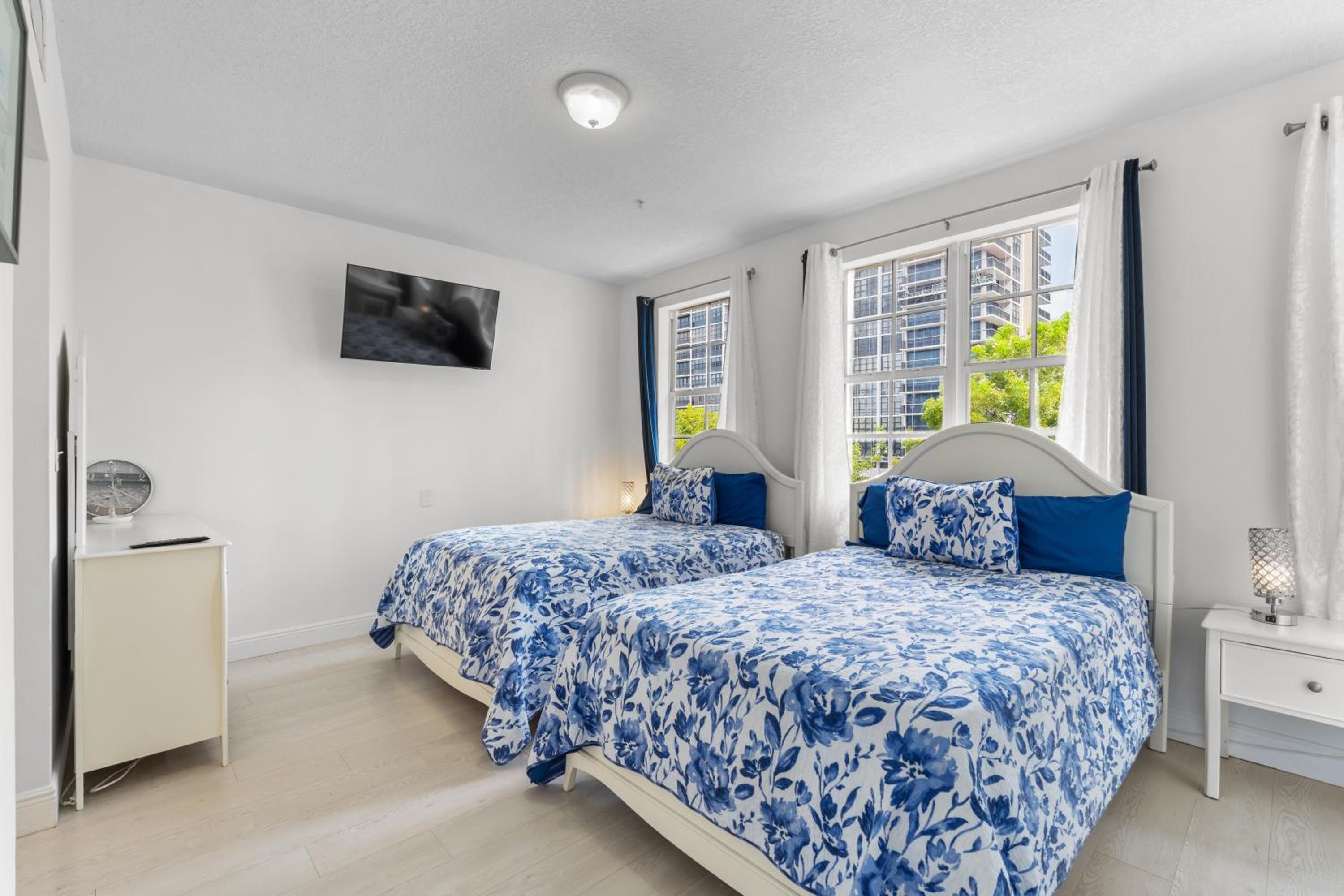 Bayside 3BDR Townhome w Ocean access - Pool and Hot Tub, Free Parking Garage! view 3