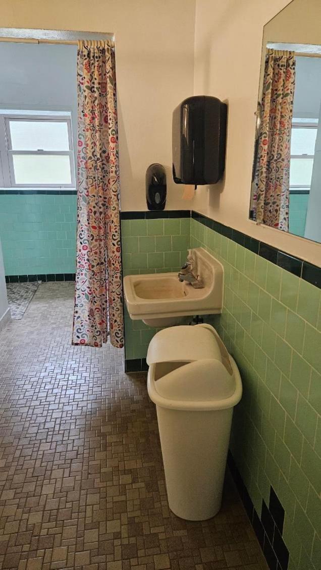 Twin room near Hillsboro