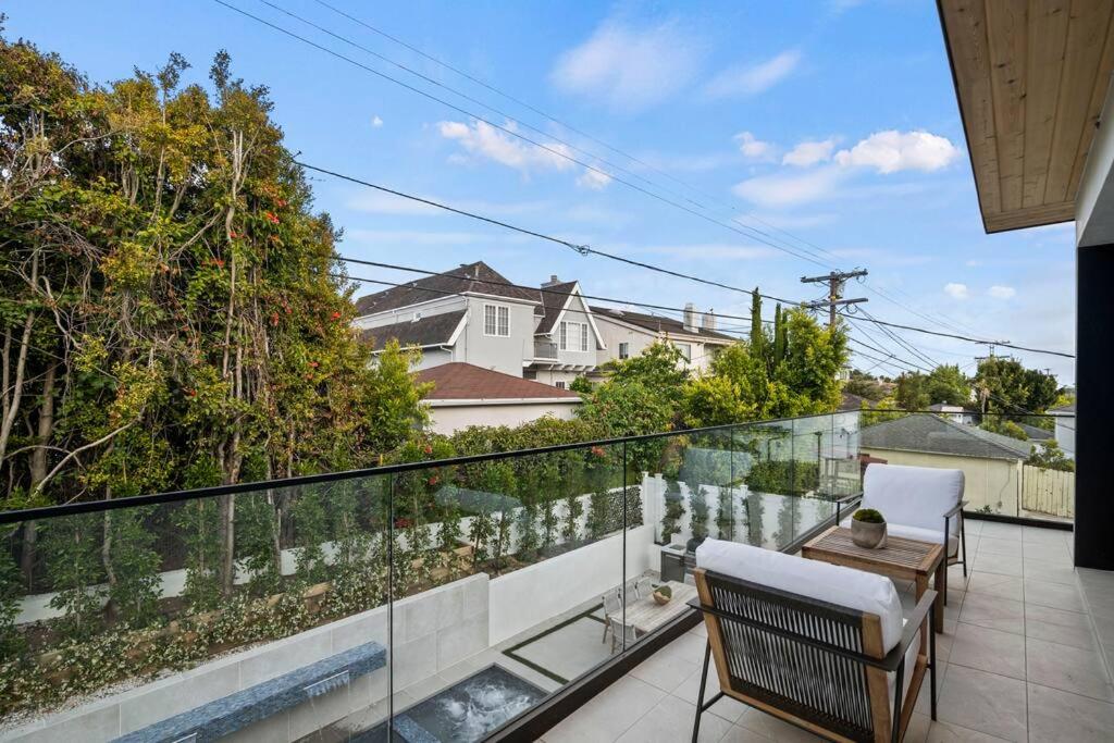 Ultra Luxe Modern Mansion With Roof deck Pool & Spa