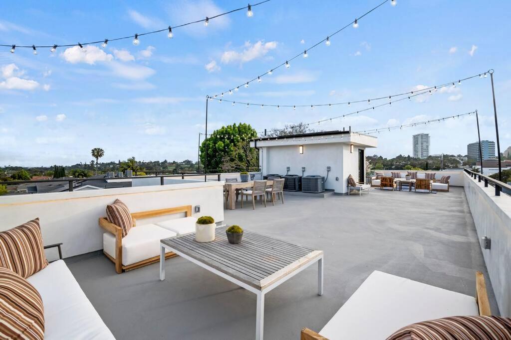 Ultra Luxe Modern Mansion With Roof deck Pool & Spa