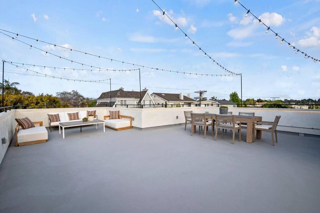 Ultra Luxe Modern Mansion With Roof deck Pool & Spa