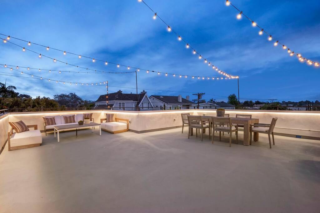 Ultra Luxe Modern Mansion With Roof deck Pool & Spa