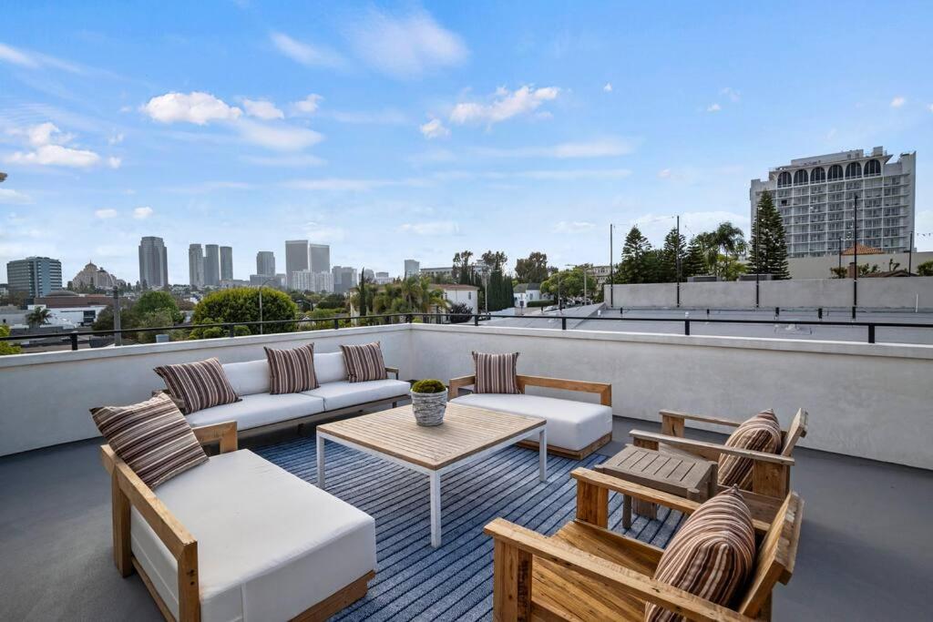 Ultra Luxe Modern Mansion With Roof deck Pool & Spa