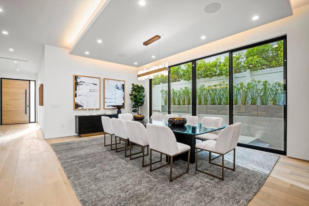 Ultra Luxe Modern Mansion With Roof deck Pool & Spa