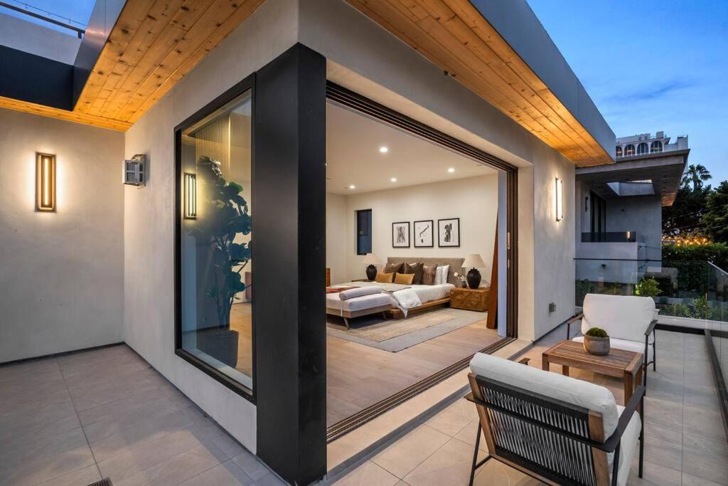 Ultra Luxe Modern Mansion With Roof deck Pool & Spa