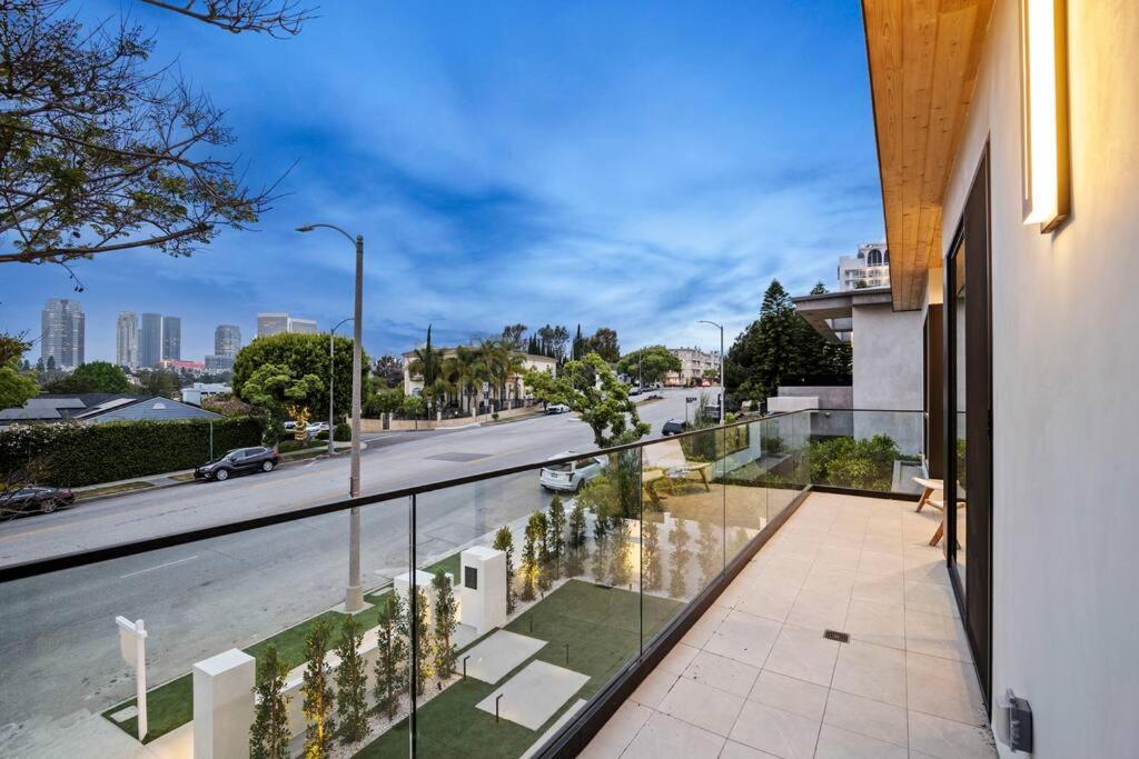 Ultra Luxe Modern Mansion With Roof deck Pool & Spa