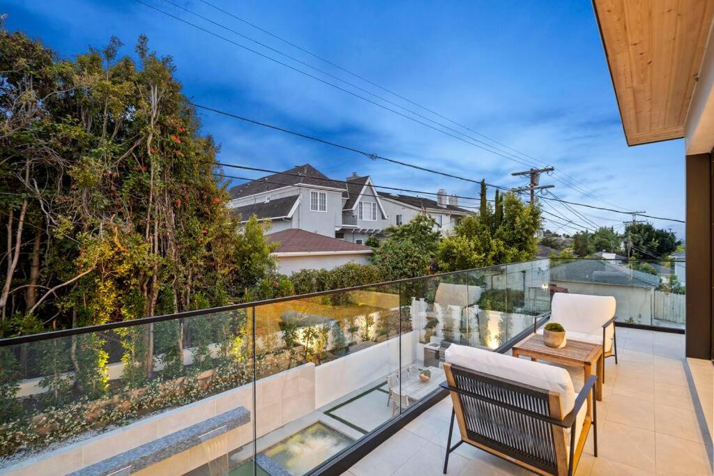 Ultra Luxe Modern Mansion With Roof deck Pool & Spa