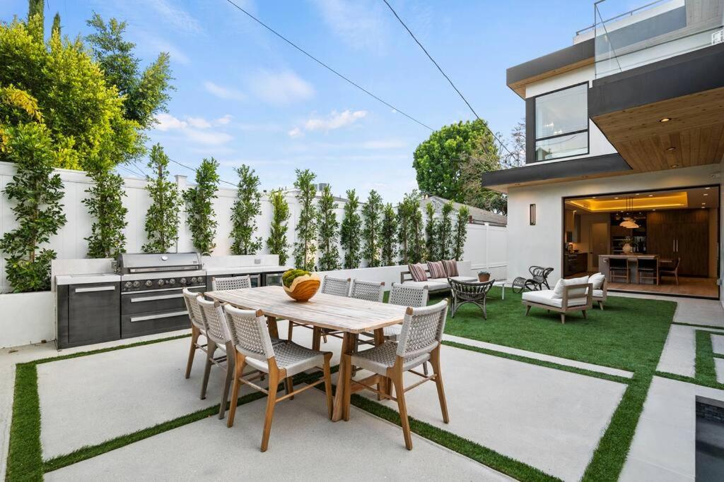 Ultra Luxe Modern Mansion With Roof deck Pool & Spa