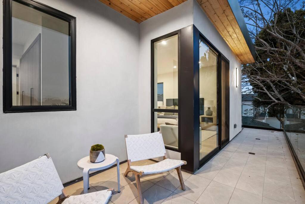 Ultra Luxe Modern Mansion With Roof deck Pool & Spa