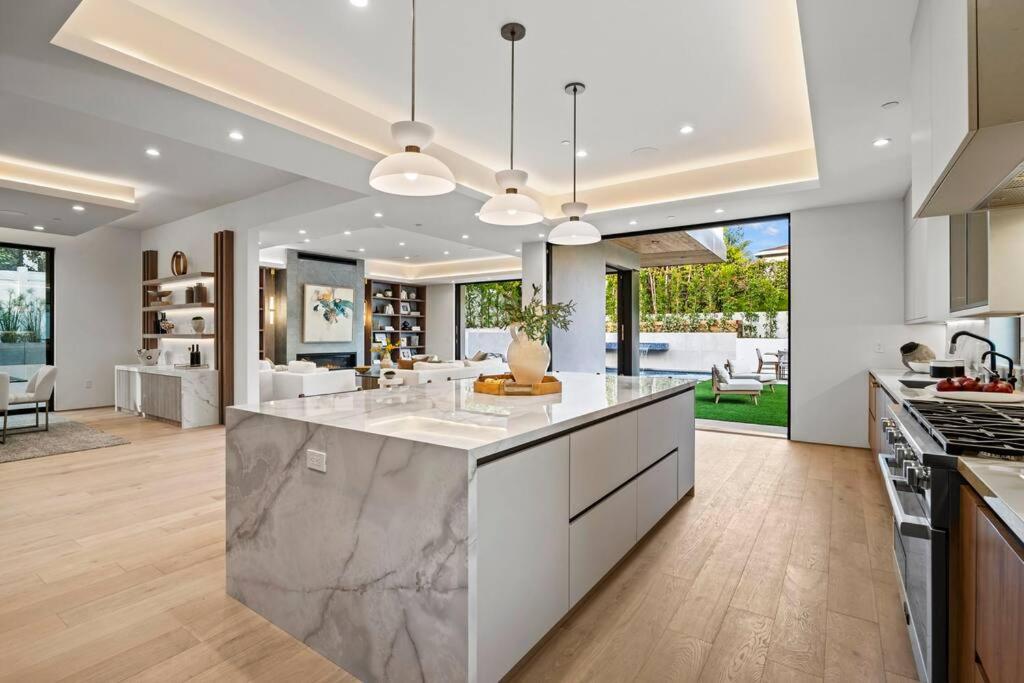 Ultra Luxe Modern Mansion With Roof deck Pool & Spa