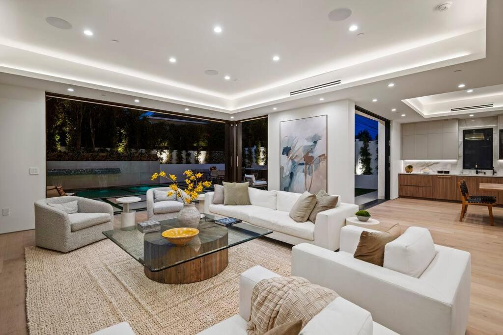 Ultra Luxe Modern Mansion With Roof deck Pool & Spa