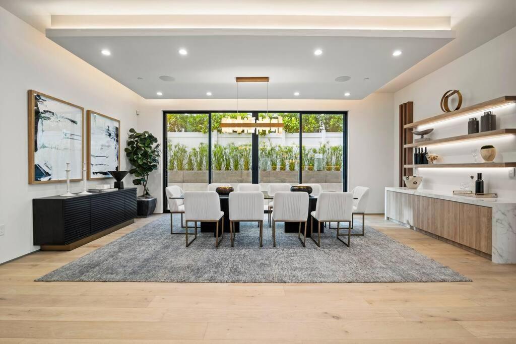 Ultra Luxe Modern Mansion With Roof deck Pool & Spa