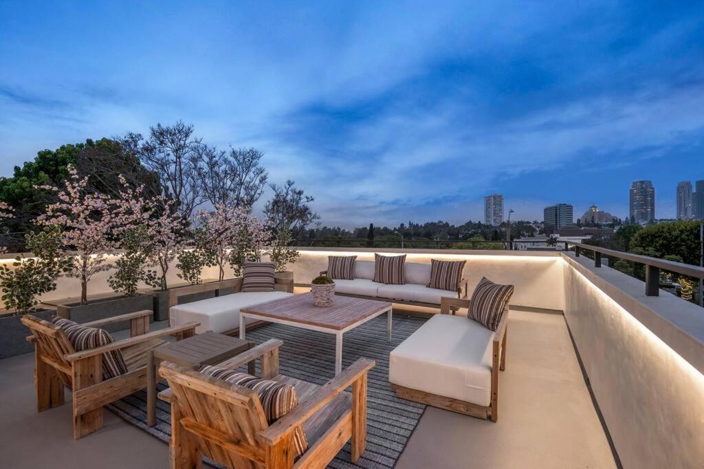 Ultra Luxe Modern Mansion With Roof deck Pool & Spa