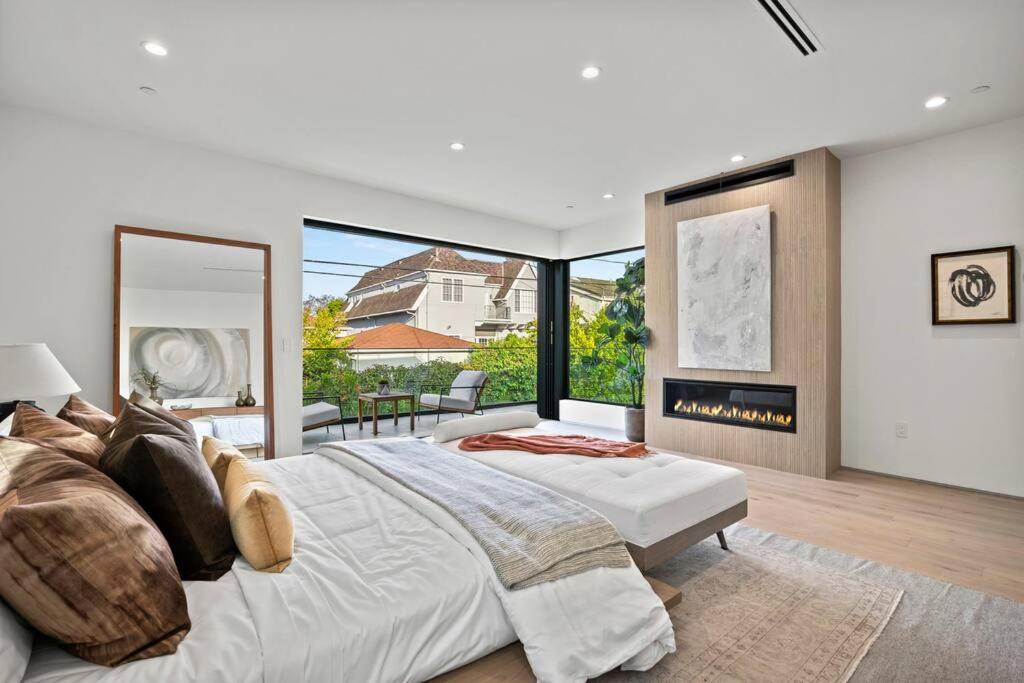 Ultra Luxe Modern Mansion With Roof deck Pool & Spa