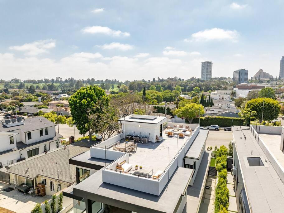 Ultra Luxe Modern Mansion With Roof deck Pool & Spa