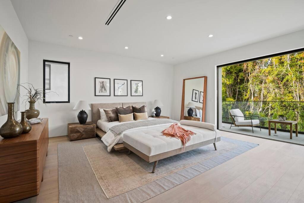Ultra Luxe Modern Mansion With Roof deck Pool & Spa
