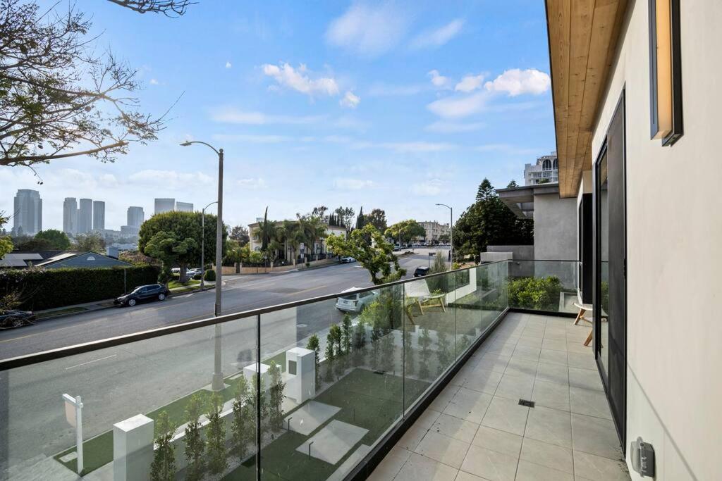 Ultra Luxe Modern Mansion With Roof deck Pool & Spa